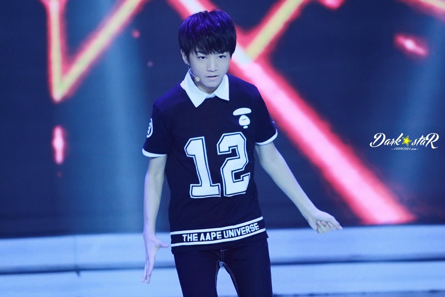 王俊凯# [photo update] 140709 中国少年强开幕/表演部分dark star