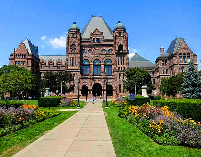 是加拿大著名的风景历史名胜,拥有大片碧绿的草地和鲜花,古典建筑
