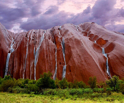 下暴雨时,北领地的乌鲁鲁换上新的面孔,红色岩石缝中流出淙淙泉水.