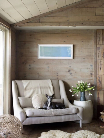 原木装修的墙壁 围成一个木房子 简单的装饰 增添了宁静安然