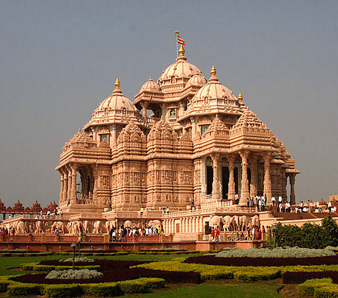 阿克沙尔达姆神庙作为最大的印度教寺庙建筑群而载入吉尼斯纪录.