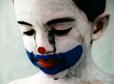 带上小丑的微笑面具,在别人的世界里,演艺着自己的悲伤