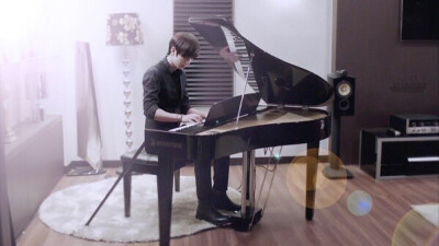弹钢琴少年