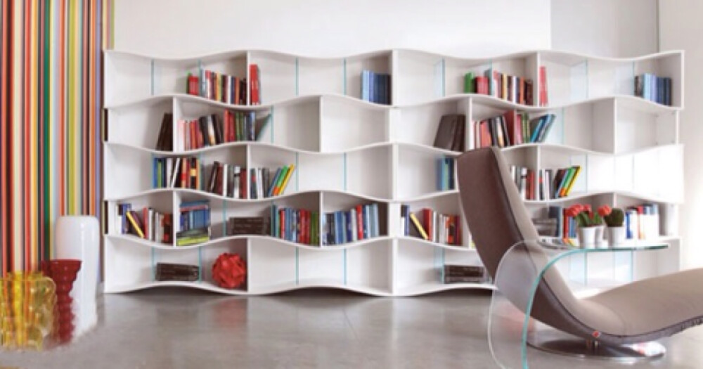 波浪状设计的书架,以来满足书本的收纳跟储藏,再来本身极富设计感的