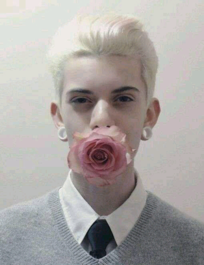 欧美男模 银发 叼花帅哥
