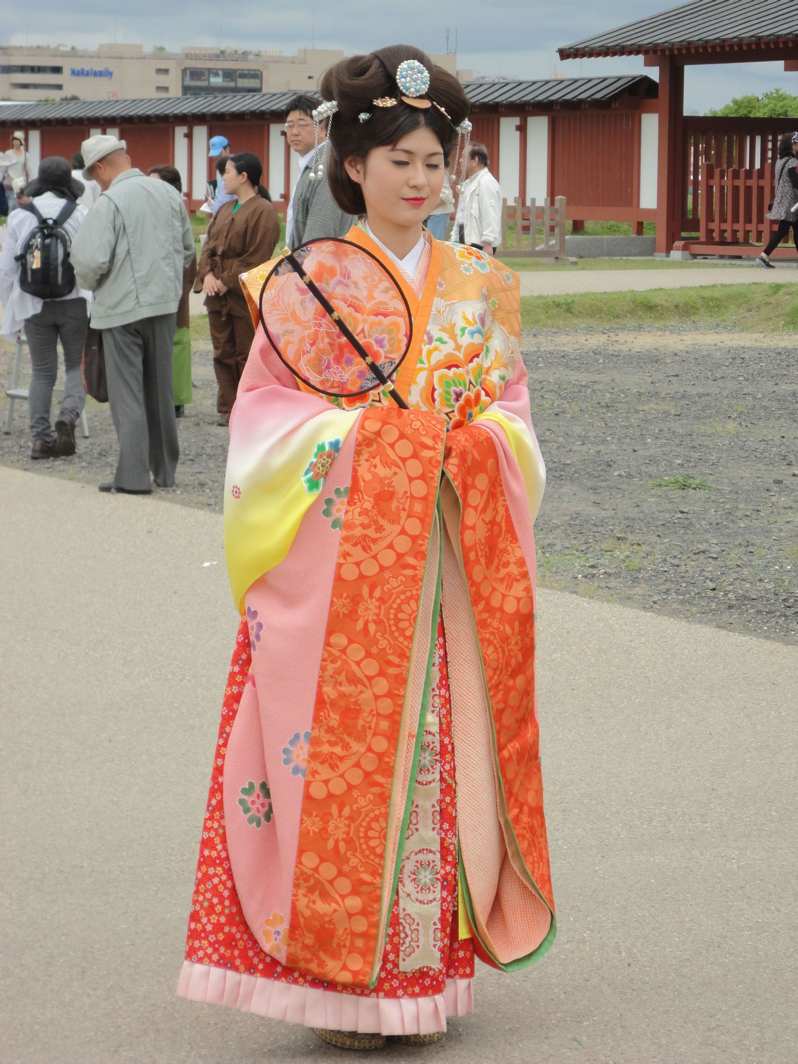 日本的奈良,疯狂模仿当时唐朝长安贵族的流行风尚,由于没有断代,实物