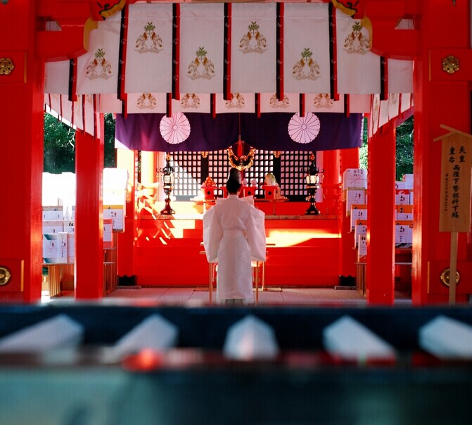 神社风貌---诵祝词的神职人员.(祝词奏上:神官捧上祭祀神的祈祷文)