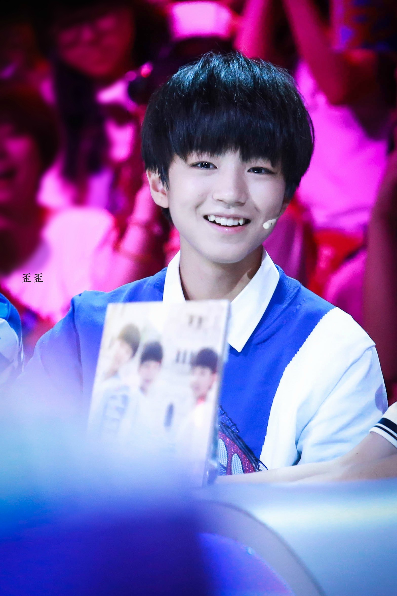 tfboys王俊凯 2014.8.28 年代秀.cr:logo