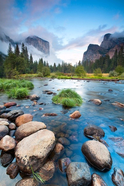 加州 yosemite valley 以壮观的花岗岩峭壁,高山瀑布,清澈的溪流