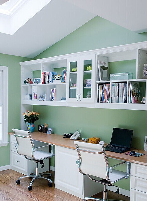 书桌和书柜的设计也有如此的另类搭配,墨绿色的颜色和象牙白巧妙的