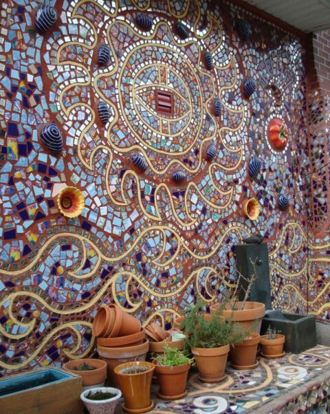 马赛克(mosaic),建筑专业名词为锦砖,分为陶瓷锦砖和玻璃锦砖两种.