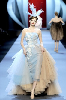 dior2011春夏ctr 设计师john galliano 演绎不朽经典 充满戏剧化