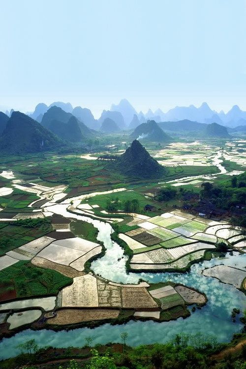 这里风景秀丽,主要是以漓江风光和喀斯特地貌的山水景观为代表,有山青