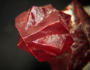 辰砂又称朱砂,丹砂,是硫化汞的天然矿石,大红色,有金刚光泽至金属光泽