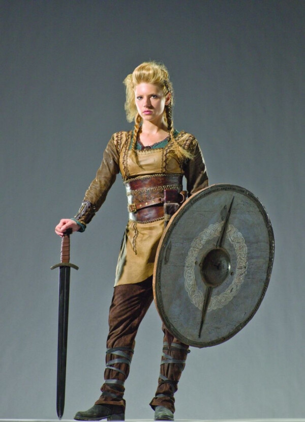 维京传奇中强悍的盾女lagertha,演员同样强悍,在7岁时她开始了格斗