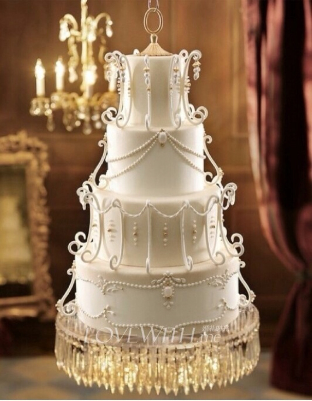 【华丽多层婚礼蛋糕】精雕细琢的蛋糕在灯光的照耀下熠熠生辉,别有一