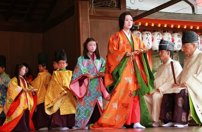 王朝絵巻--袿(うちき)是平安时代的侍女们的日常着装,包括长袴,単,袿.