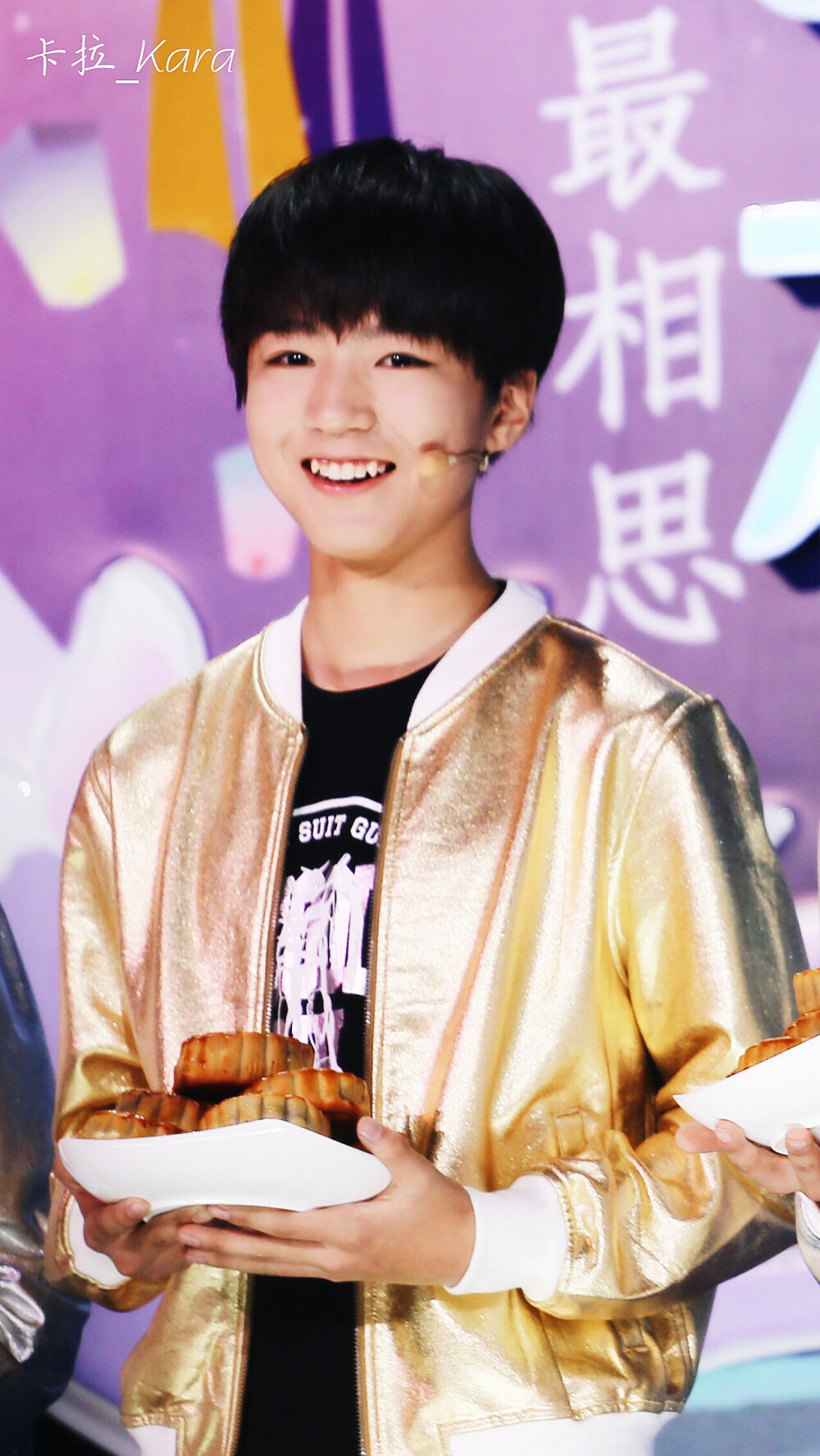 tfboys王俊凯 2014.9.4 湖南台中秋晚会录制.cr.logo