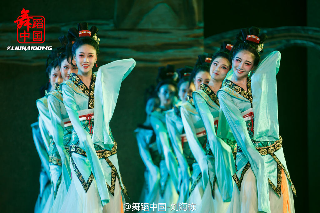 【踏歌】两脚踏地出声做为节奏,边歌边舞,是中国古代很流行的一种舞蹈