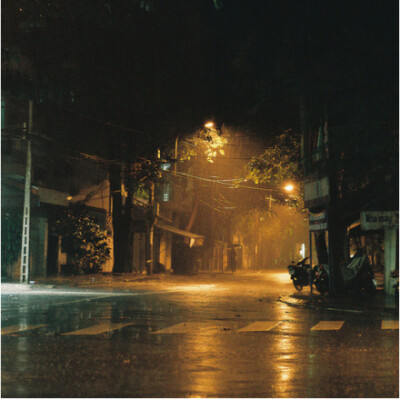 下雨的夜晚城市