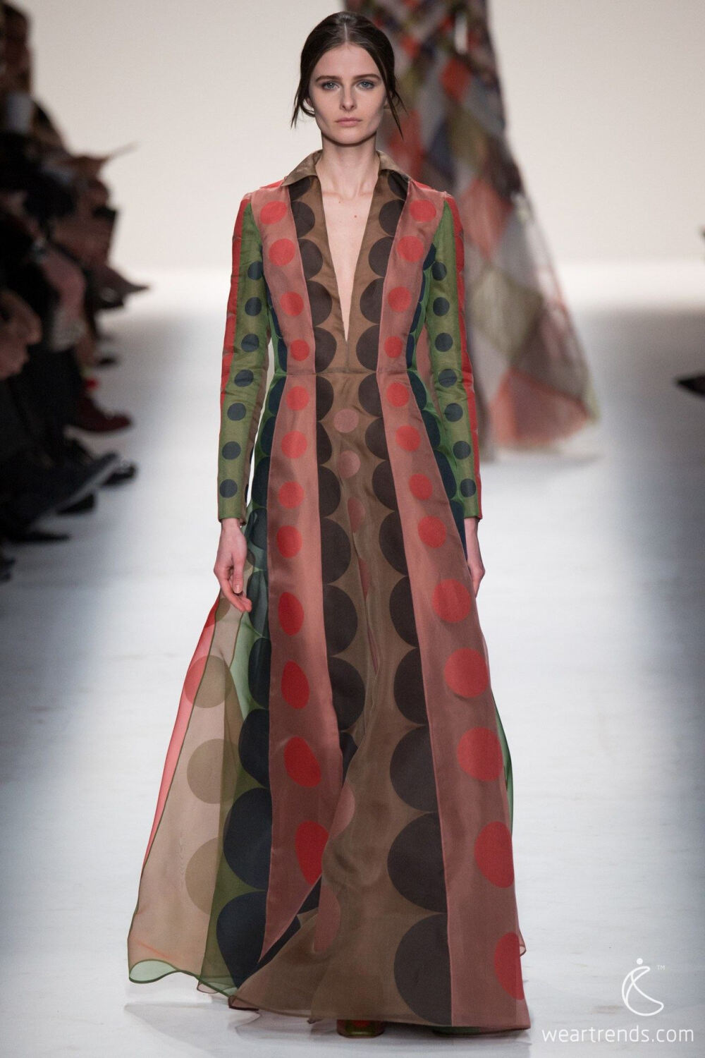 valentino2014/15秋冬 巴黎时装周 两位设计师运用变幻无穷的彩色波点