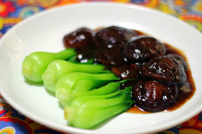 蚝油香菇生菜丨食材:香菇 油盐 油菜 蚝油 香油 做法 1,香菇洗净撕成