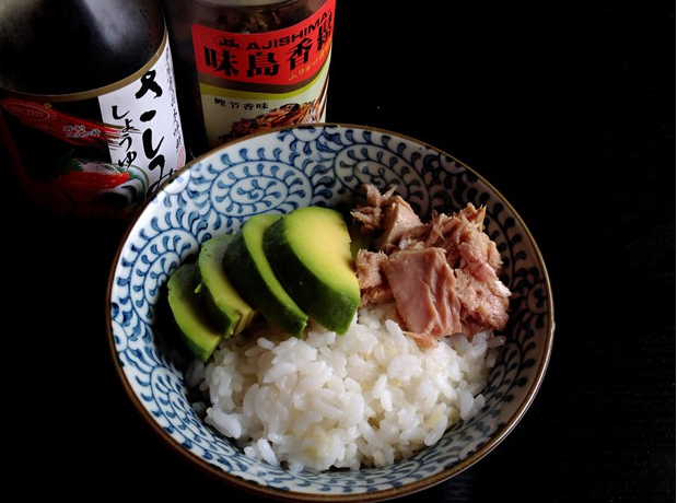 牛油果金枪鱼拌饭:牛油果半个,热米饭一碗,油浸金枪鱼罐头, 日式酱油