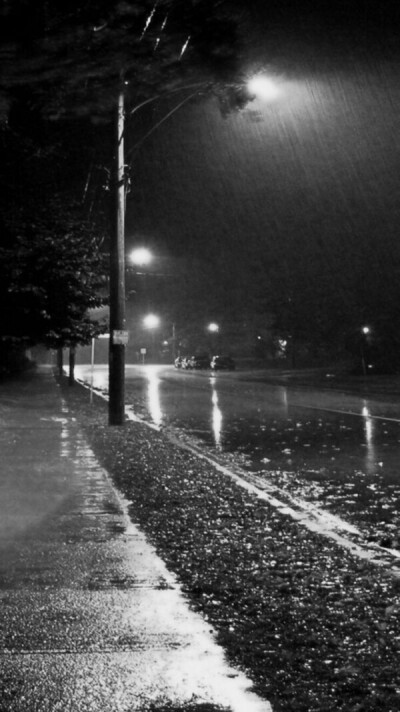 下雨 图片评论 0条  收集   点赞  评论  雨夜里回忆流转,怎把悲伤