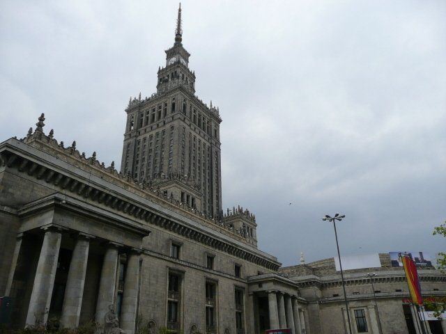 波兰的地标式建筑就是位于首都华沙的文化科学宫,这是迪费尔德广场上