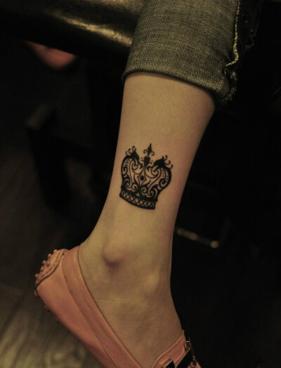 脚踝皇冠纹身图案