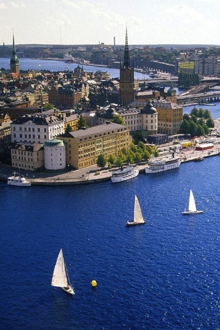 它位于瑞典的东海岸,濒波罗的海,梅拉伦湖入海处,风景秀丽,是著名的