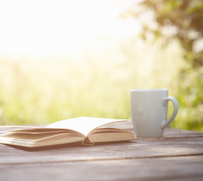 有太阳的时候,坐在椅子上,喝喝茶,看看书.