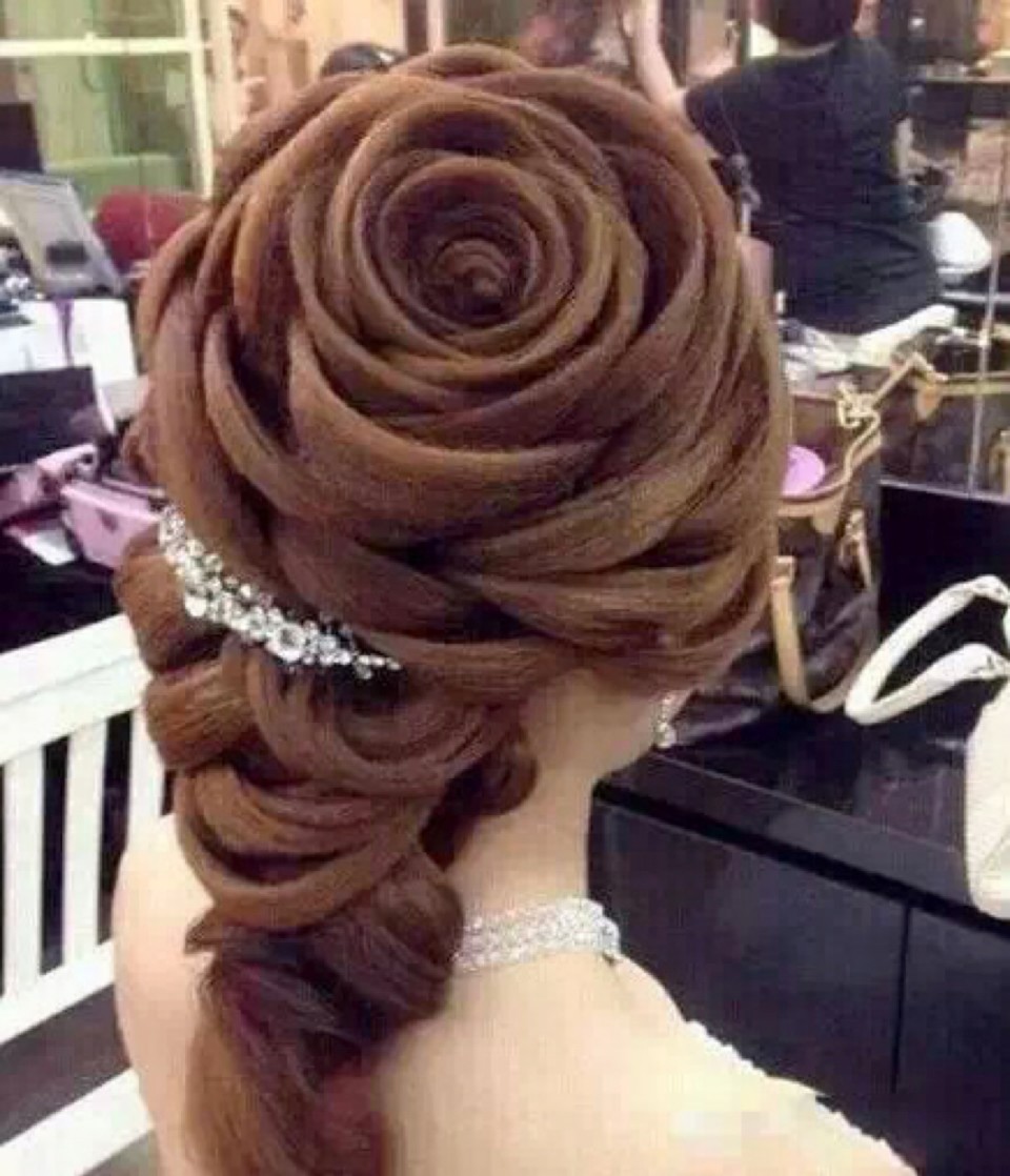 漂亮的玫瑰新娘发型