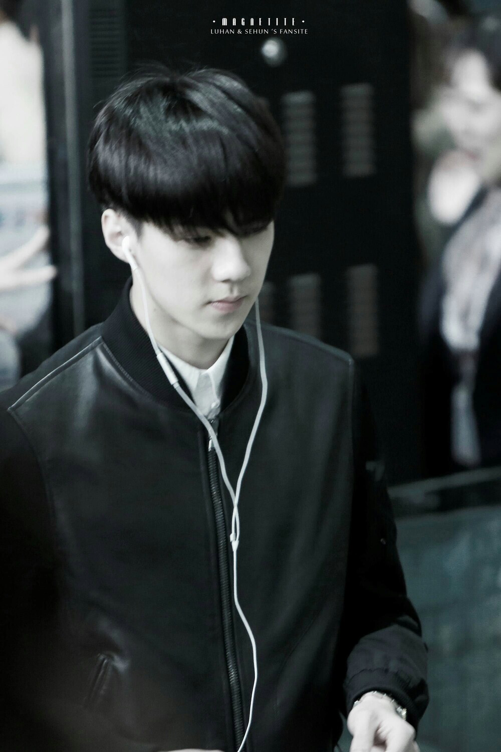 吴世勋#sehun#吴世勋 150408 gimpo airport 黑发黑衣衬的你越发