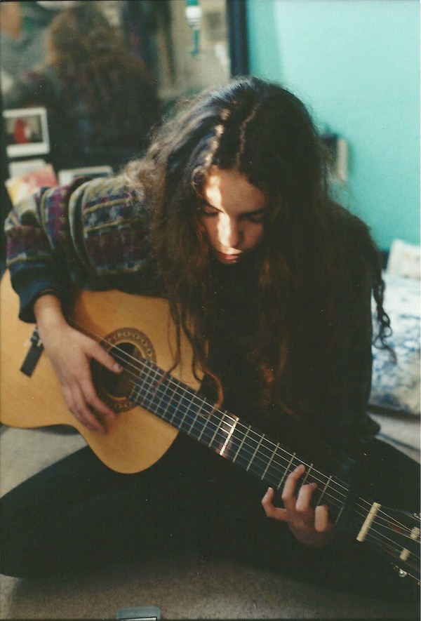 弹吉他的女生真心很帅气!