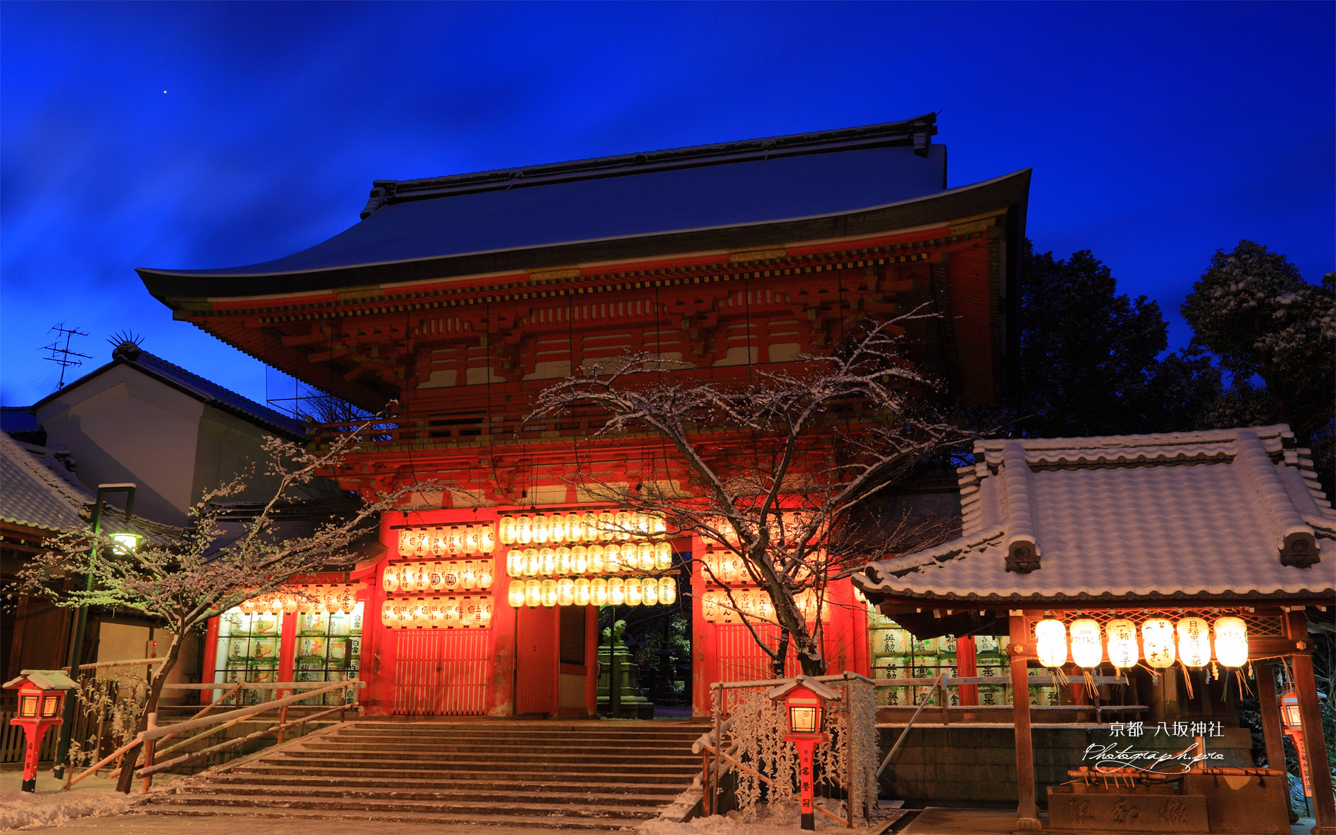 在进入神社前 会有神社附属建筑 楼門 夜晚提灯亮起 配合红色古典建筑物 有种大唐的感觉 堆糖 美图壁纸兴趣社区