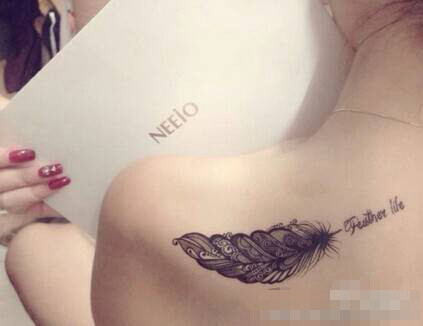 女生纹身 羽毛