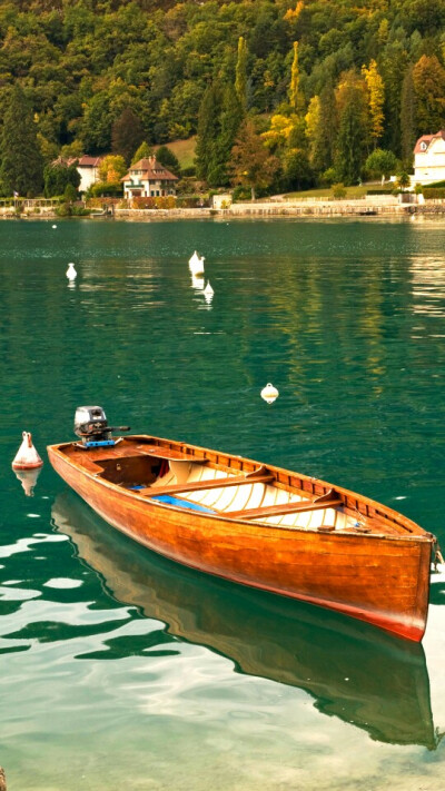 小船飘荡在碧绿的湖面上.