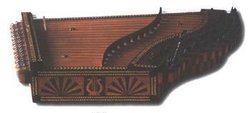 卡龙琴是维吾尔乐器里弦最多的古老弹弦乐器,清代史籍中称七十二弦
