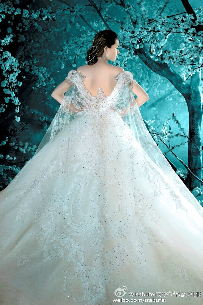 女人的婚纱是她人生最优雅的战衣 最美的时刻莫过于 身披婚纱