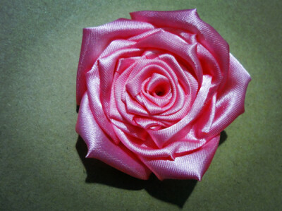 我的手工丝带玫瑰,一针一线的造花,我要做个快乐的造花匠#布艺# #丝带