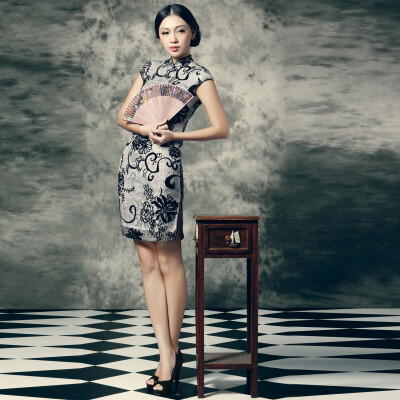 旗袍 为民国时期中国妇女开始穿着的一种带有传统风格哪长衫.