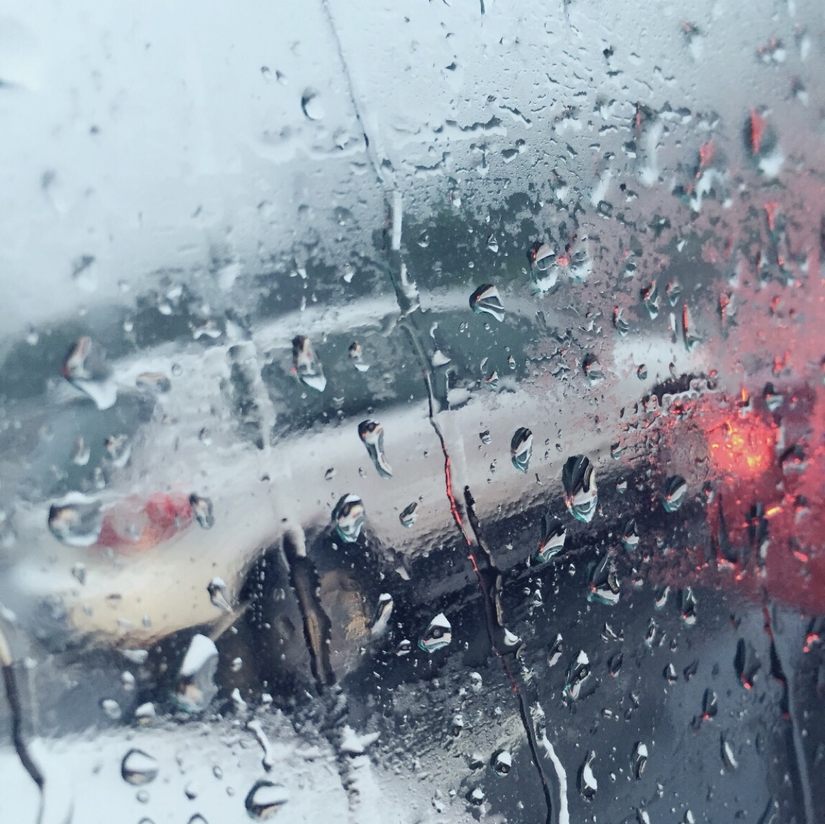 我的心像大雨交织,那么潮湿.有没有那么一天可以不吵架,好累.