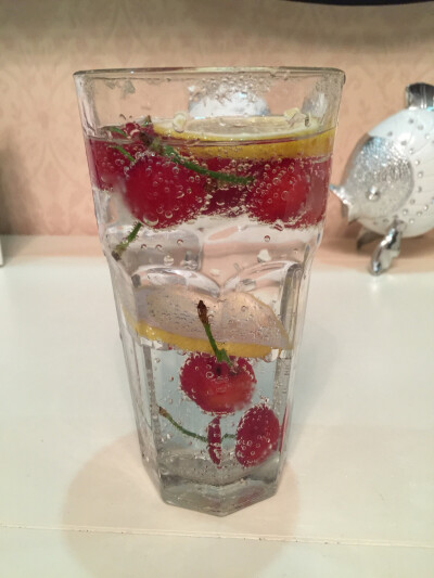 开喝～～～冰冻的樱桃起到了冰块的作用,洗完澡喝上一杯,爽翻了!