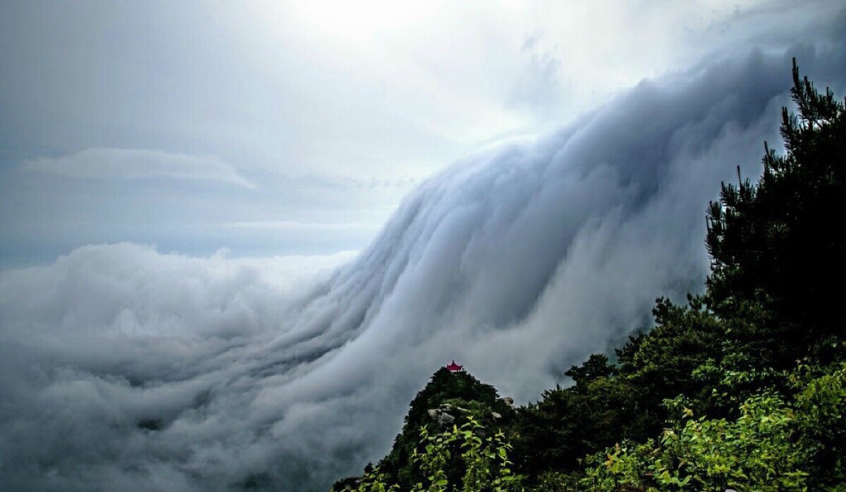 庐山预后百年不遇的瀑布云奇景,真应了"飞流直下三千尺,疑是银河落九