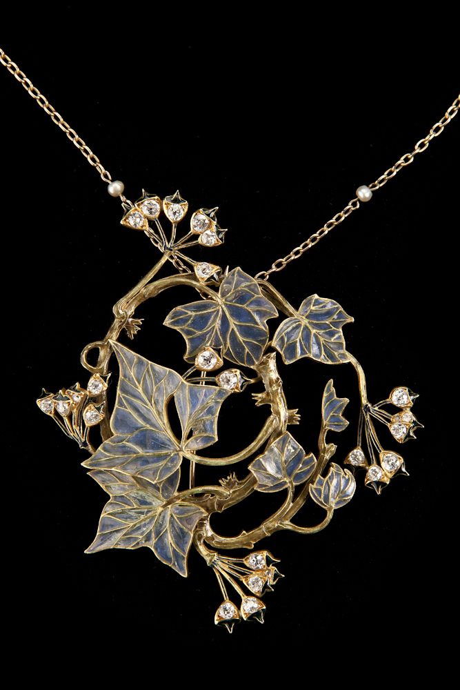 巴黎古董双年展上dior展出的高级珠宝,配色非常明亮大胆.