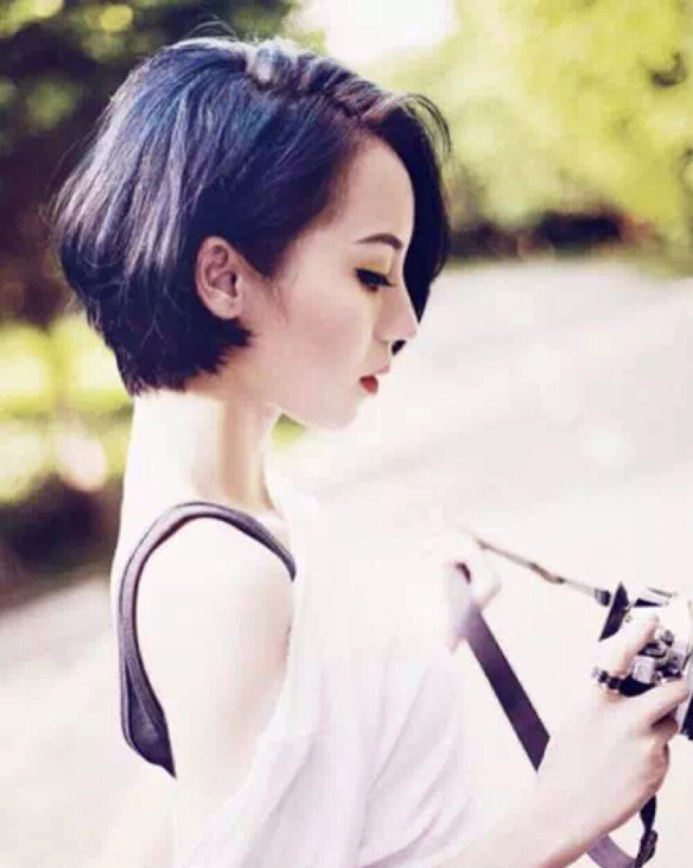女生齐耳短发1,清爽的齐耳短发,碎发呈现一定的蓬松感,刘海以侧分的
