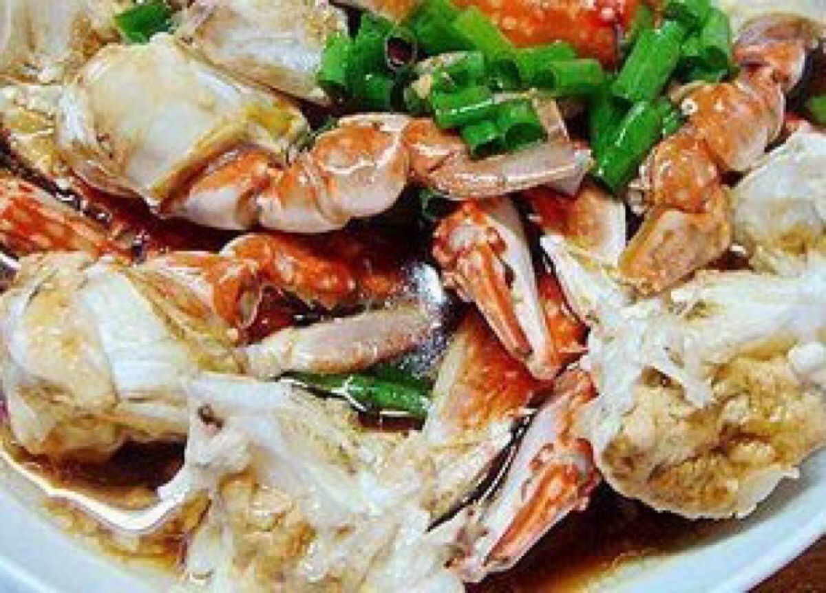 【葱油蟹】做法:①螃蟹洗净,加入姜片和葱段上锅蒸熟;②蟹蒸熟后去