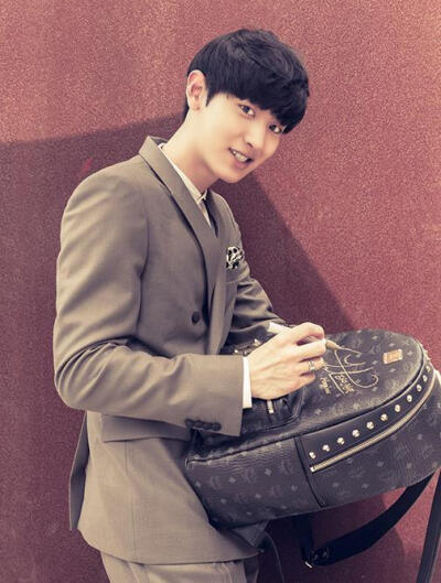 exo 朴灿烈 明星 帅哥 男神 chanyeol 花美男 暖男 可爱 卖萌 卡哇伊