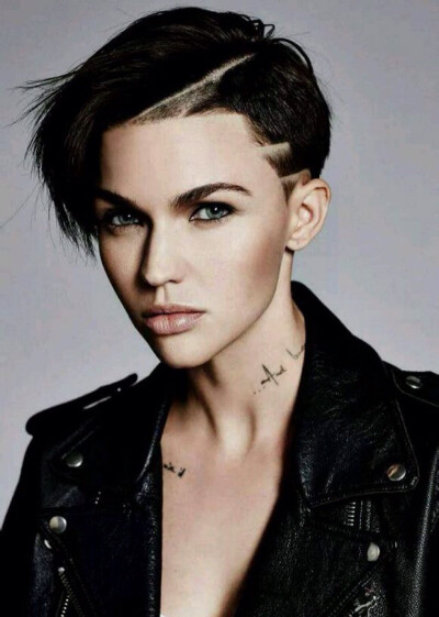 鲁比·洛斯(ruby rose 是那种可以冷艳性感也可以中性帅气的美女,她